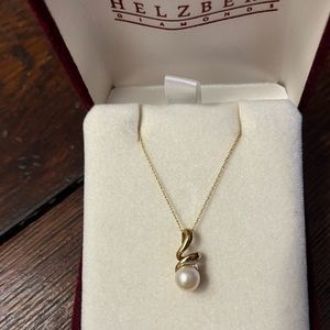 NIB Helzberg Diamonds Pearl/Cubic Zirconium gold necklace.